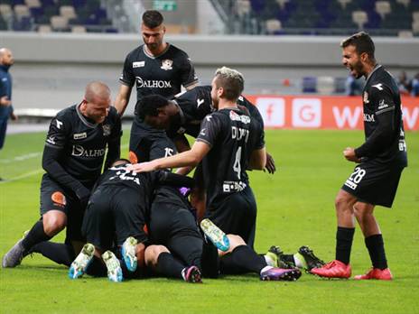 שחקני הסקציה חוגגים את הניצחון הדרמטי (צילום: אודי ציטיאט)