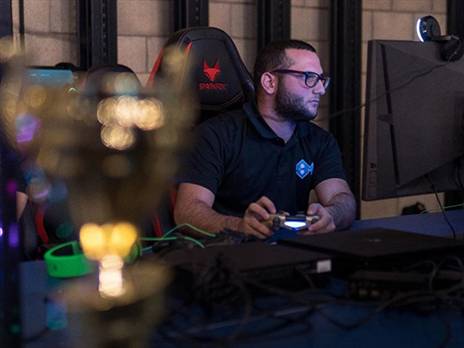 אור יצחק במהלך המשחק מול נמרוד הורביץ