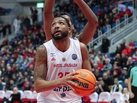 תומאס, בלט במהלך הריצה ברבע השלישי (דני מרון)