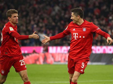 האלופה חזק בעניינים. לבנדובסקי חוגג עם מולר (Getty)