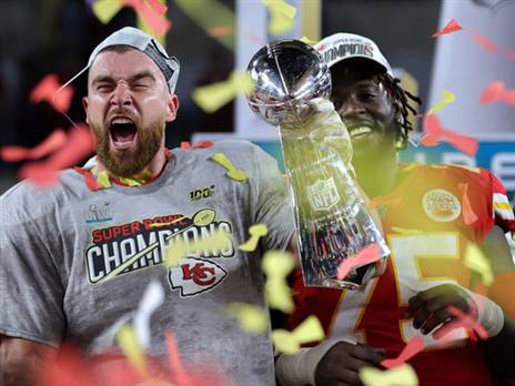 טראוויס קלסי והגביע. מגיע לצ'יפס לחגוג (GETTYIMAGES)