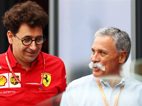 האיש והשפם. מימין, צ'ייס קארי הבוס של ה-פורמולה 1 ומתיאה בינוטו מנהל קבוצת הפורמולה 1 של פרארי