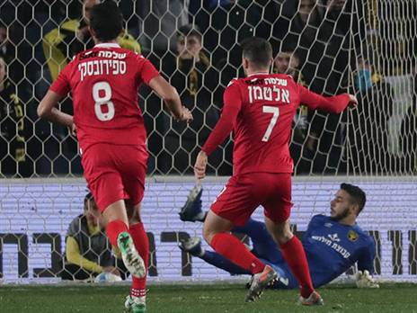 הפנדל שקירב את הפועל ת"א לפלייאוף (דני מרון)