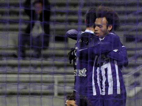 שיתוף פעולה. ברייתווייט מתחבק עם בן בסט בטולוז (getty)