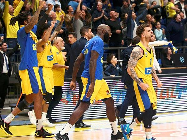 שחקני מכבי. אות לחגיגות (אלן שיבר)