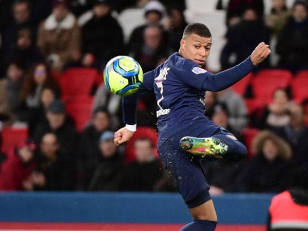 הצגה של אמבפה בפארק (GETTY)