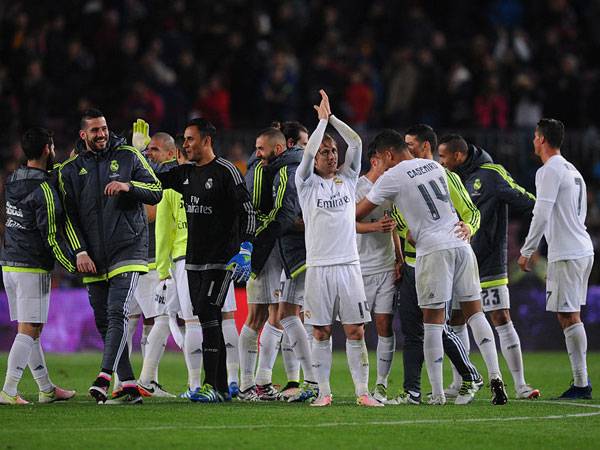 שחקני ריאל חוגגים בקאמפ נואו את הניצחון האחרון שלהם בקלאסיקו בליגה (GETTYIMAGES)