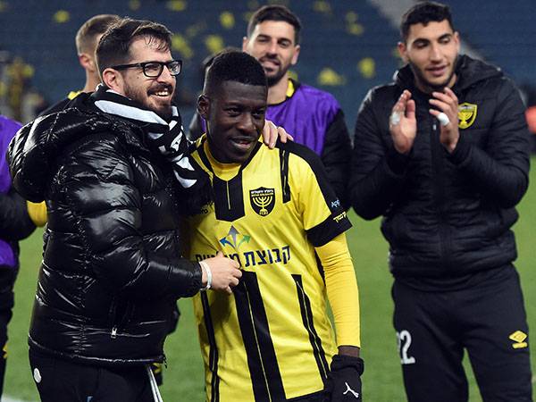 שחקנים מאחורי ההחלטה של חוגג (ברני ארדוב)