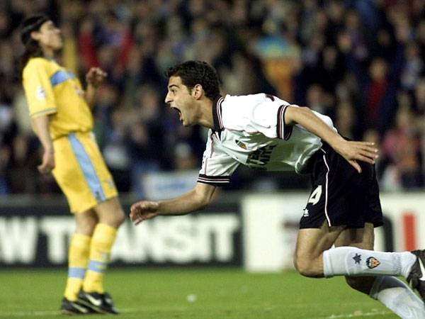 ג'רארד חוגג. זה כמעט הסתיים בגביע