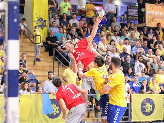 עולה לעוד זריקה לשער (צילום: הדר ואן קולא, איגוד הכדוריד)