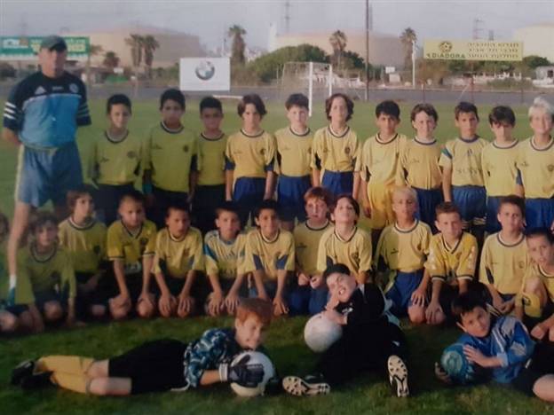 דקל עומד בתמונה קבוצתית (תמונה באדיבות מכבי תל אביב, האתר הרשמי)