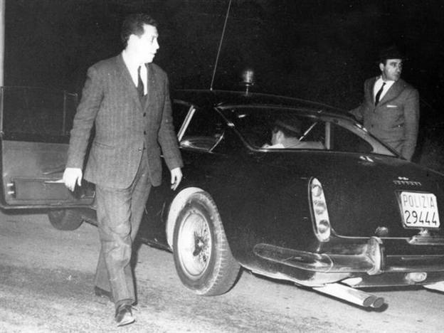 ספאטפורה והפרארי 250 GTE בערב רומאי טיפוסי