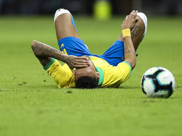 ניימאר שרוע על הדשא. תמונה נפוצה מדי בפ.ס.ז' ובנבחרת (Getty)