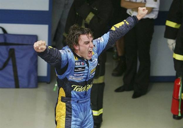 פרננדו אלונסו חוגג את האליפות הראשונה שלו בקבוצת רנו F1 בשנת 2005 (צילום: Getty)