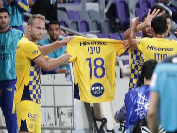 "מחווה יפה". החגיגה עם חולצתו של טיבי (דני מרון)