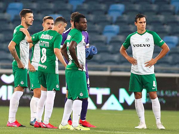 כועסים על השיפוט. שחקני חיפה (אלן שיבר)