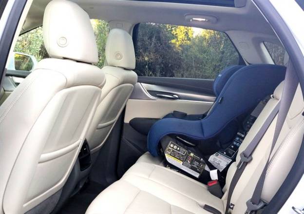 המרחב האחורי נדיב. כסא בטיחות ננעל בקלות. בקרת מיזוג נפרדת ליושבים