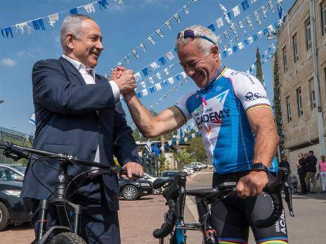 אדאמס עם נתניהו. קיבל את הבאז שרצה