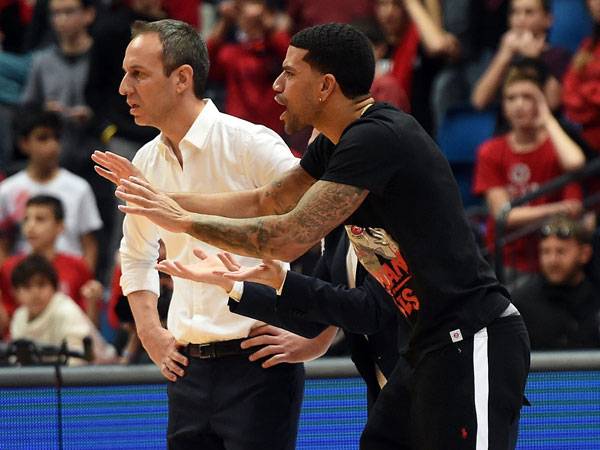 לא עונה להודעות. קטש (ברני ארדוב)