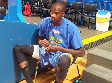 ג'יימס במדי מכבי ת"א. "צריך לעבור את זה כדי להבין" (אלן שיבר)