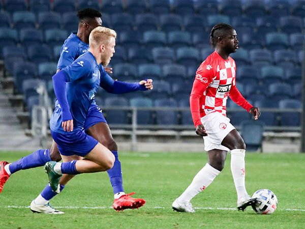 סלליך רקד על המגרש עם שני בישולים (דני מרון)