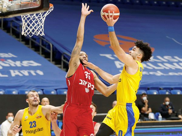 "הפסדנו את המשחק הגנתית". קטש אחרי המשחק אמש (צילום: אלן שיבר)