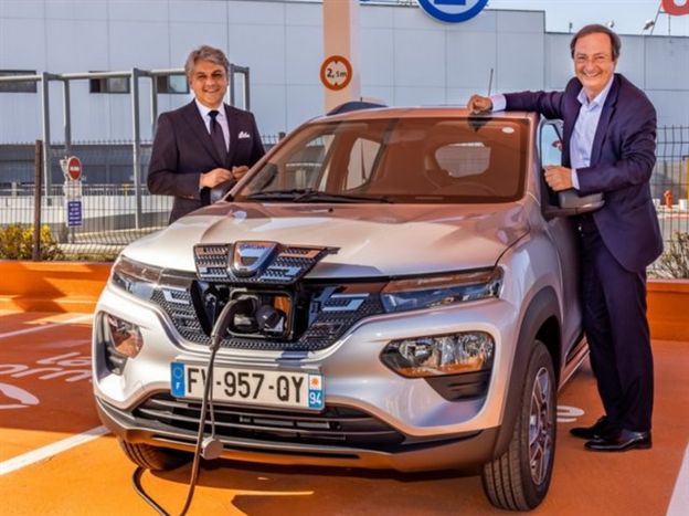 לוקה די מאיו מנכ"ל חברת רנו (משמאל) עם דאצ'יה ספרינג, הרכב החשמלי הזול באירופה
