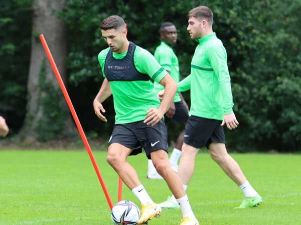 גם אורי דהן מתרגל למדיו החדשים (צילום: האתר הרשמי של מכבי חיפה)