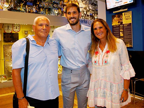 עם הוריו. מטיול הבר מצווה עד ה-NBA (אלן שיבר)