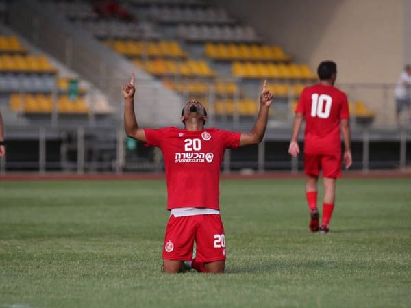 רוסה חוגג את שער היתרון (באדיבות הפועל תל אביב)