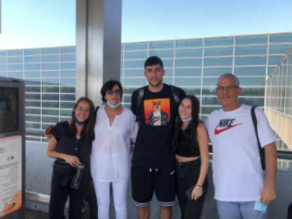 זוסמן עם בני משפחתו ובת זוגו