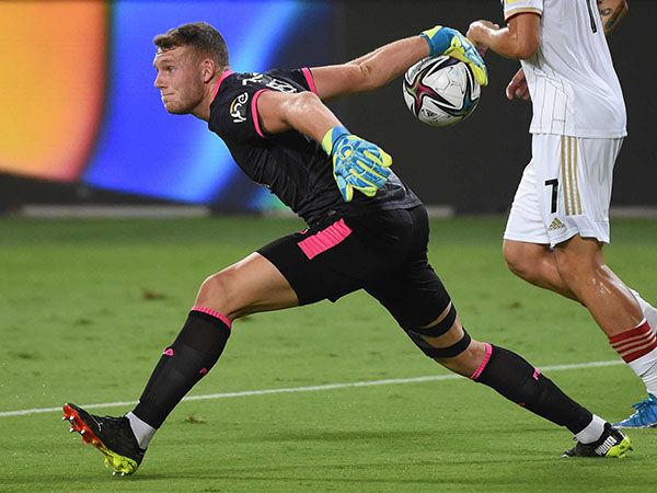 פרץ. בחדר ההלבשה החמיאו (ברני ארדוב)