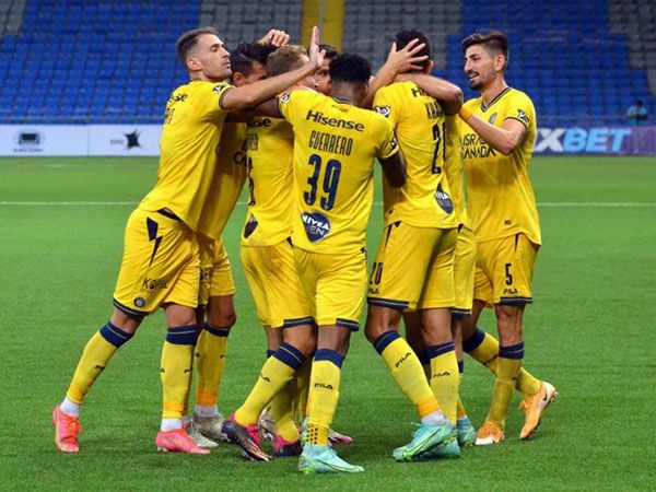 הצהובים חוגגים ניצחון חוץ (צילום: מכבי ת"א, האתר הרשמי)