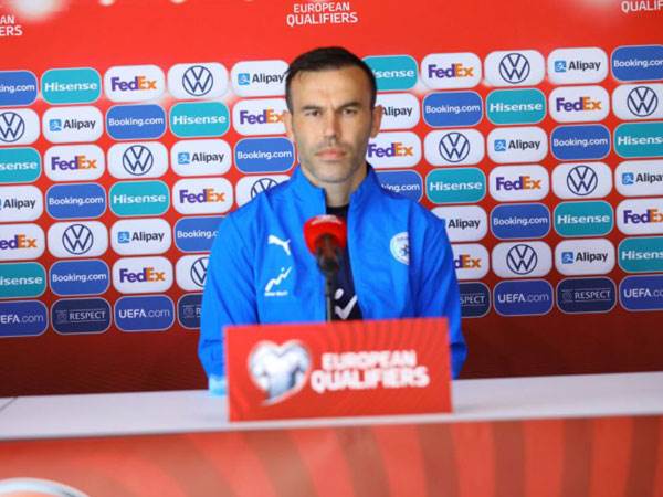 הקפטן מרוצה מהזימונים (רוטנשטיינר)