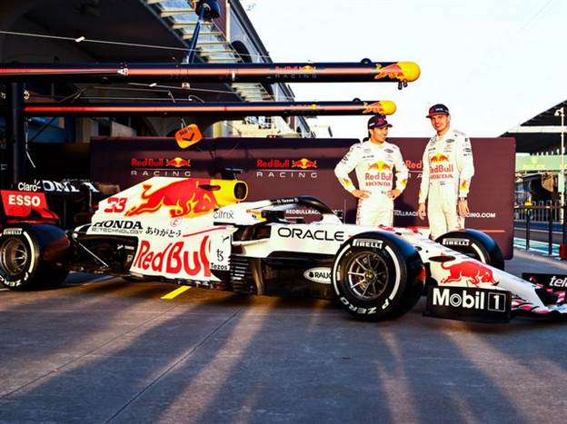 מקס ורשטאפן וסרחיו פרז עם מכונית הונדה-רדבול בהשראת מכונית ה-RA272 של ריצ'י גינת'ר מהגרנד פרי במקסיקו 1965 (צילום: Getty)