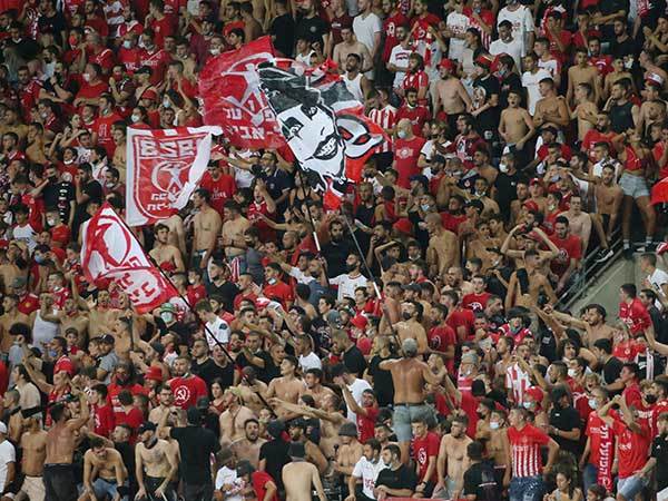 ייאלצו לשלם מחיר מלא? אוהדי הפועל ת"א (צילום: אודי ציטיאט)