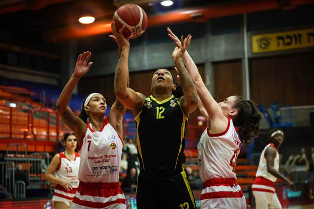 אמה קאנון מנסה לקלוע מתוך הצבע (קרדיט: מנהלת הליגה)