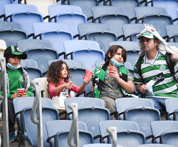 כך עושים זאת נכון. אוהדי חיפה הצעירים בסמי עופר (צילום: מאור אלקסלסי)