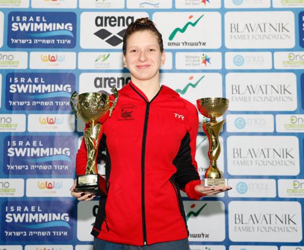 דריה גולובטי עם גביעי ההצטיינות. (צילום: גיא יחיאלי, באדיבות איגוד השחייה)