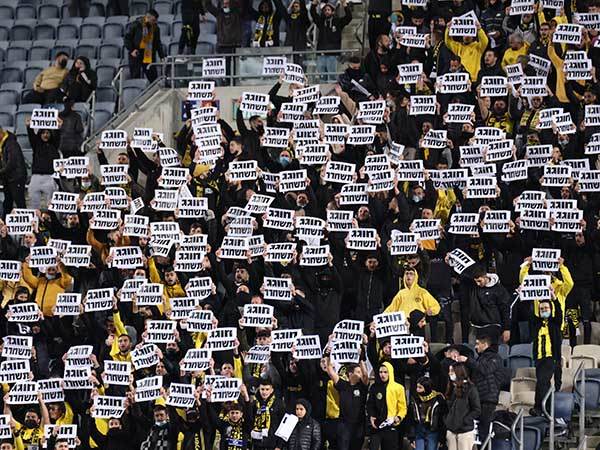 אוהדי בית"ר מוחים נגד חוגג (דני מרון)