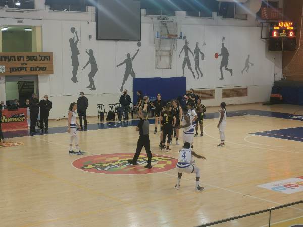 השחקניות מחכות להחלטת המנהלת באולם זיסמן בר''ג