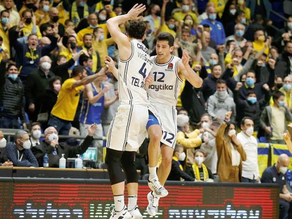 בפעם השנייה ברציפות, חגיגות צהובות (לבנות) בהיכל (צילום: אלן שיבר)