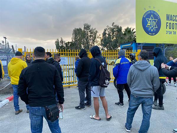 אוהדי מכבי תל אביב הגיע למחות