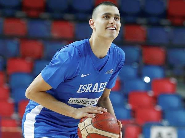 במדי הנבחרת. לא מתכוון לוותר על החלום (אלן שיבר)