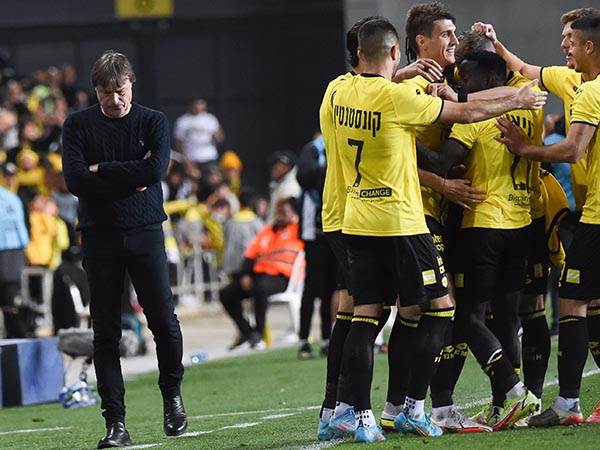 שחקני מכבי נתניה חוגגים. יכולים למצוא את עצמם במוקדמות הקונפרנס ליג (ברני ארדוב)