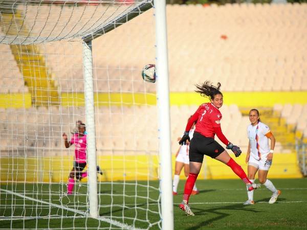 רובין פורטונה רואה את הכדור נכנס לרשת של קריית גת (קרדיט: שאול גרינפלד/נקודה)