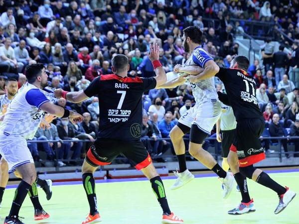 מי תניף צלחת? (הדר ואן קולא)