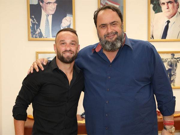 ולבואנה ונשיא המועדון ונגליס מרינקיס (עמוד הטוויטר של אולימפיאקוס)