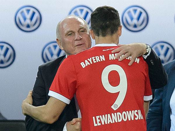 ישאר בבאיירן? לבנדובסקי עם הנס (getty)