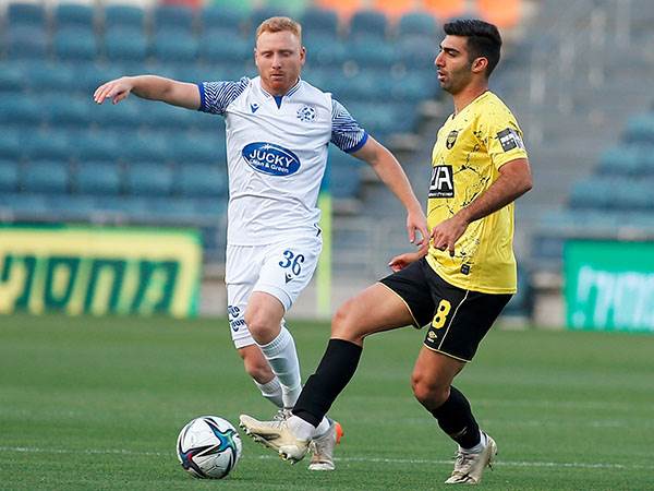 חזר לארץ. עזריה (אלן שיבר)